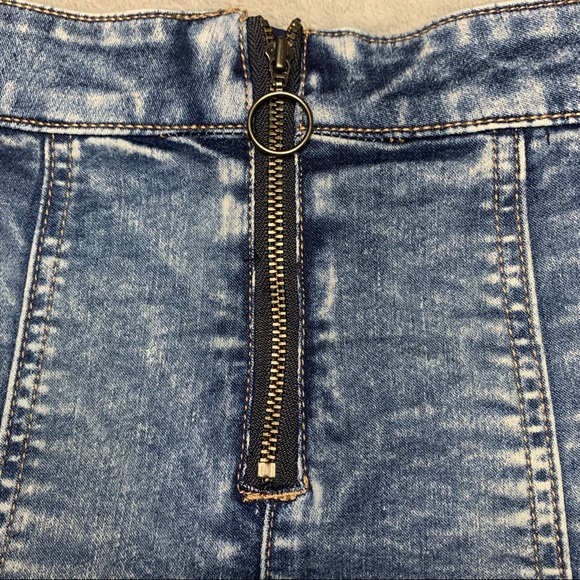 Fashion Nova Super Stretch Denim shorts - Medium Blue wash (SIZE 3) - Picture 2 of 10